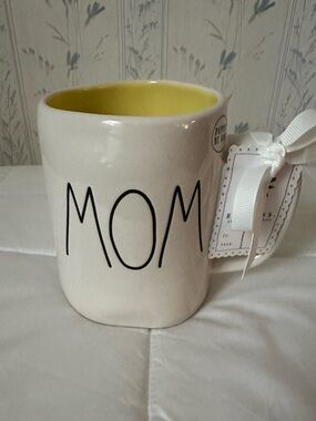 Rae Dunn MOM Mug with Yellow Interior